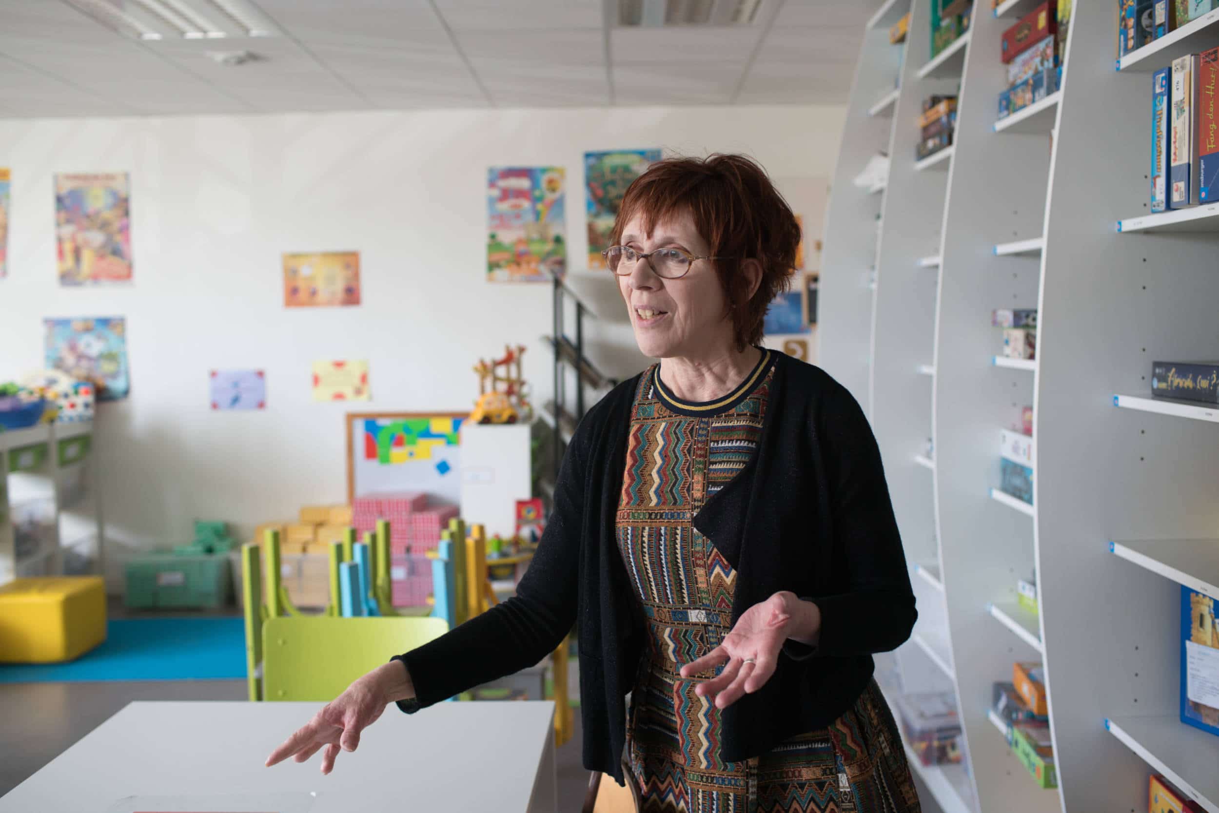 Isabelle, souriante, en train de parler dans son espace de travail