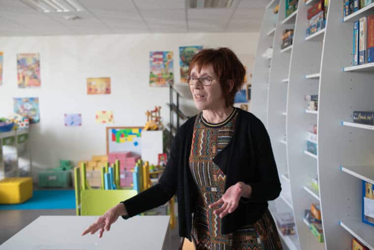 Isabelle, souriante, en train de parler dans son espace de travail
