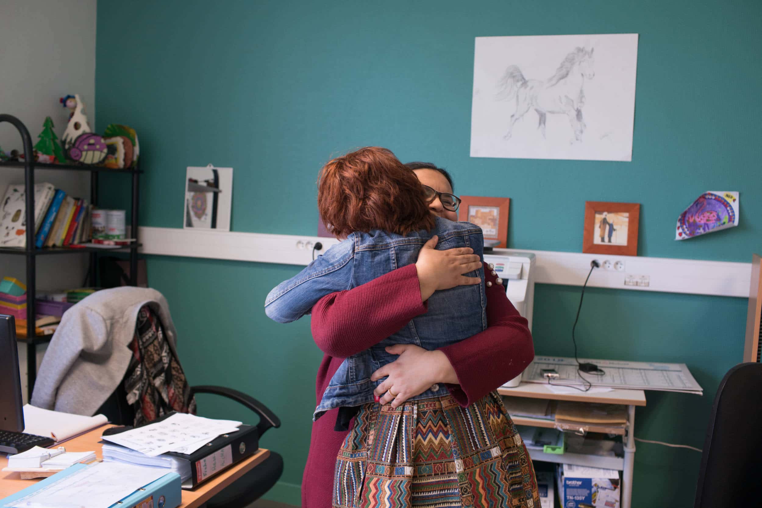 Accolade entre Isabelle et une collègue de travail dans un bureau