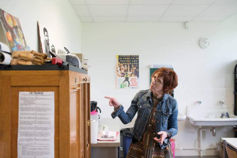 Isabelle désigne une armoire dans son espace de travail