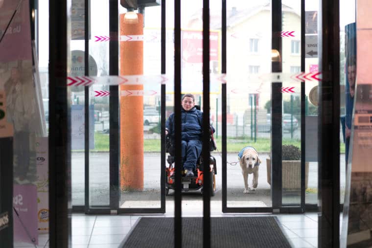 Edouard et son chien passent les double-portes du Carré Médical