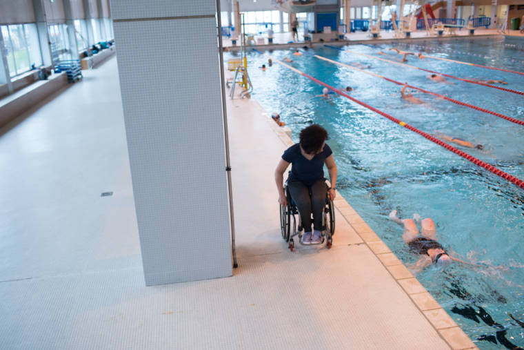 Hadda suit son élève du bord de la piscine.