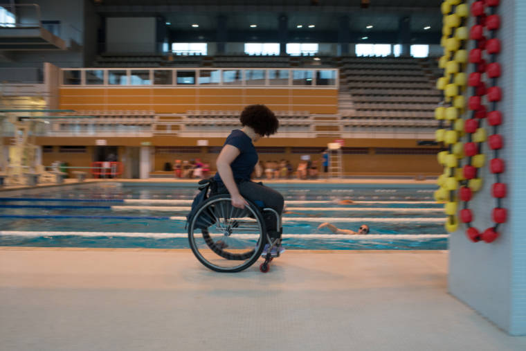 Hadda suit un nageur le long de la piscine.